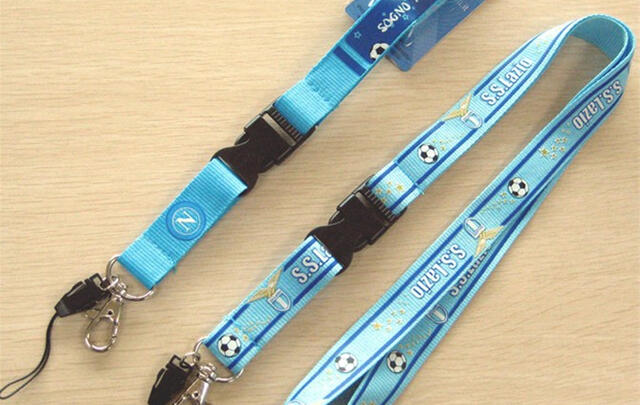 Aftagelige lanyards i specialfarve, 2 cm brede, med eget tryk